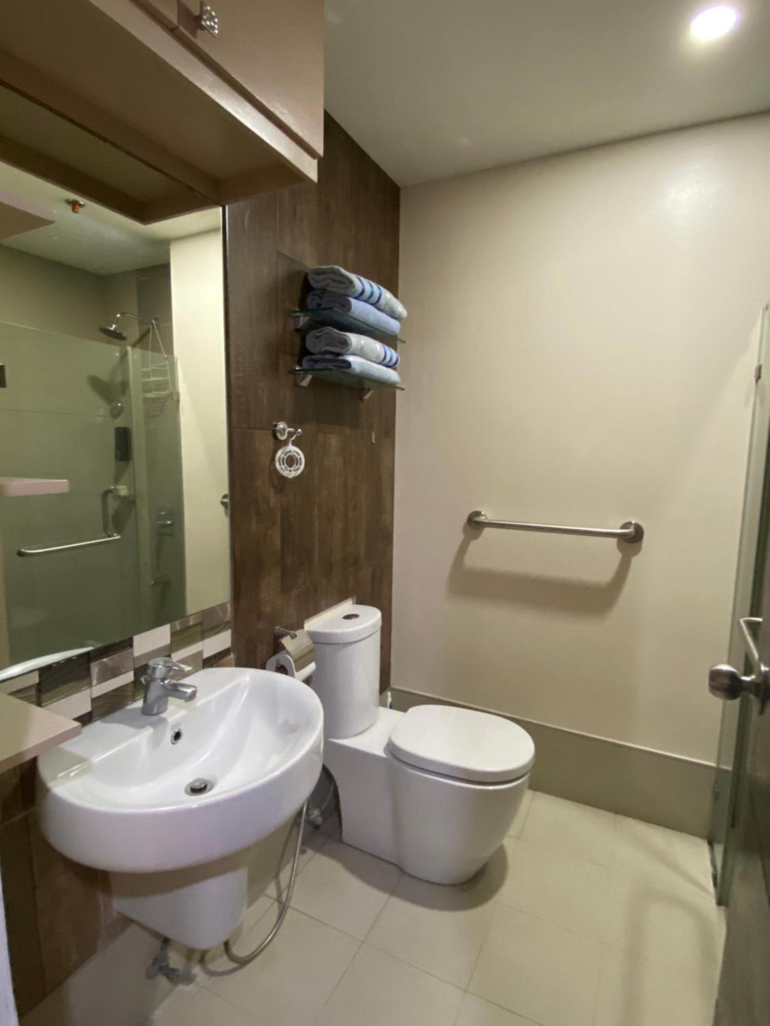 Feels Like Home Condos Abreeza Place Tower 1 & 2 Davao City Екстериор снимка
